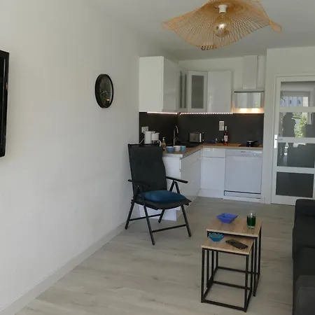 T2 Rez-de-jardin, Terrasse Et Parking, Proche De La Apartment